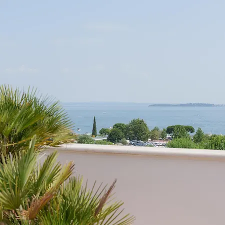 Elena Вилла Moniga del Garda