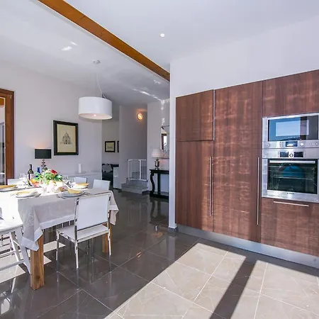 Elena Villa *